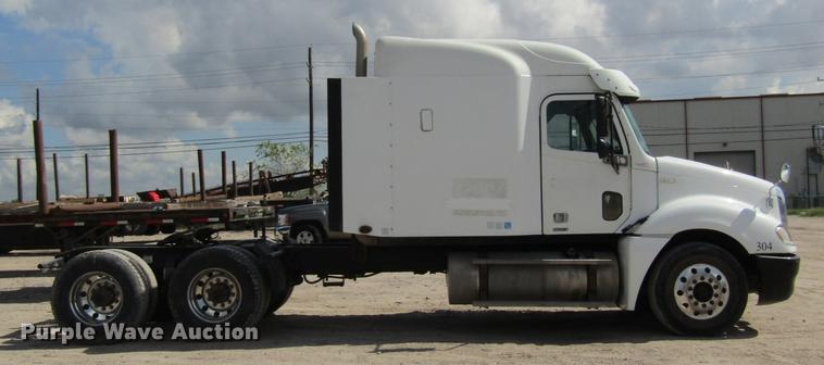 image for item DC7901 2007 Freightliner Columbia 120 semi truck