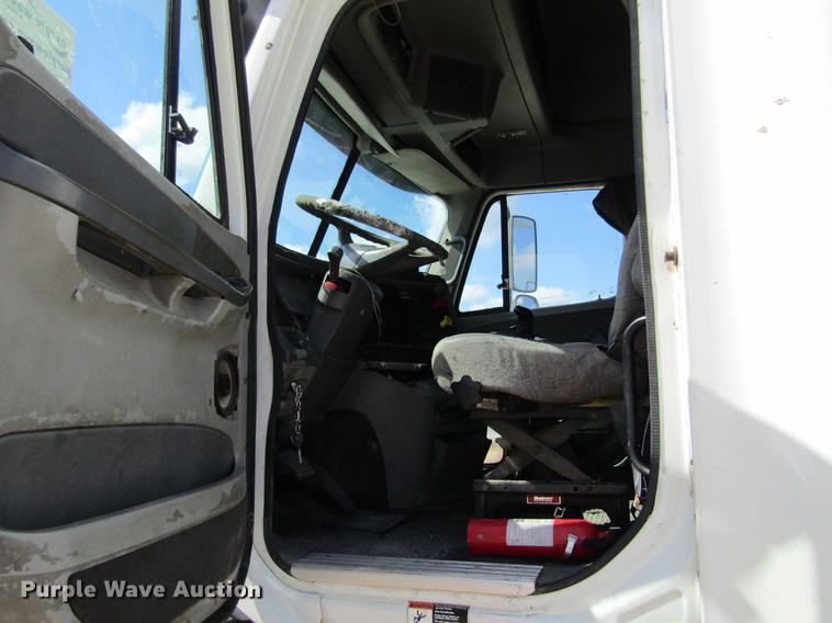 image for item DC7901 2007 Freightliner Columbia 120 semi truck