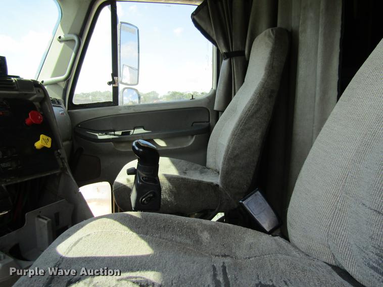 image for item DC7901 2007 Freightliner Columbia 120 semi truck