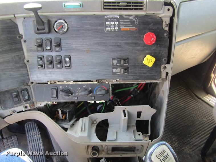 image for item DC7901 2007 Freightliner Columbia 120 semi truck