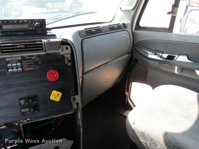 image for item DC7901 2007 Freightliner Columbia 120 semi truck