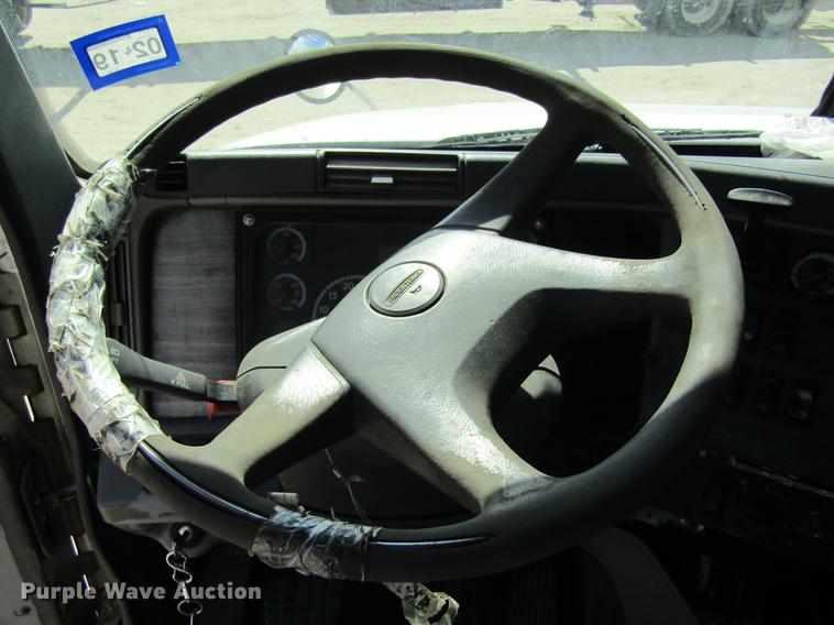 image for item DC7901 2007 Freightliner Columbia 120 semi truck