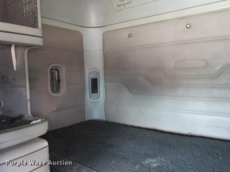 image for item DC7901 2007 Freightliner Columbia 120 semi truck