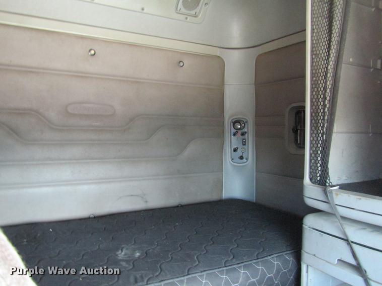 image for item DC7901 2007 Freightliner Columbia 120 semi truck