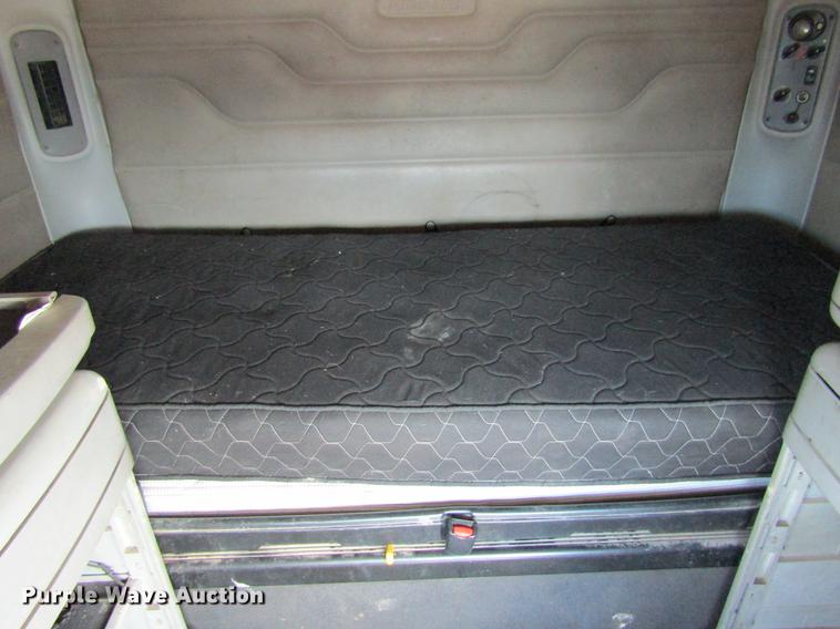 image for item DC7901 2007 Freightliner Columbia 120 semi truck