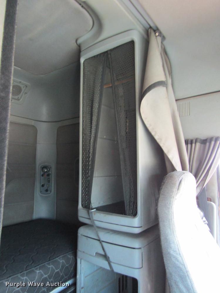 image for item DC7901 2007 Freightliner Columbia 120 semi truck