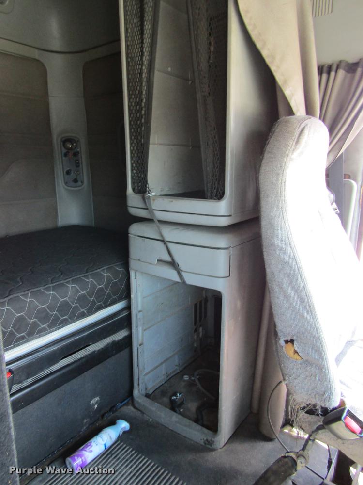 image for item DC7901 2007 Freightliner Columbia 120 semi truck