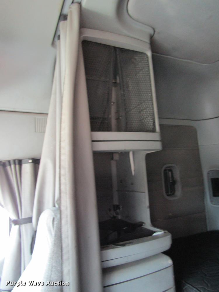 image for item DC7901 2007 Freightliner Columbia 120 semi truck