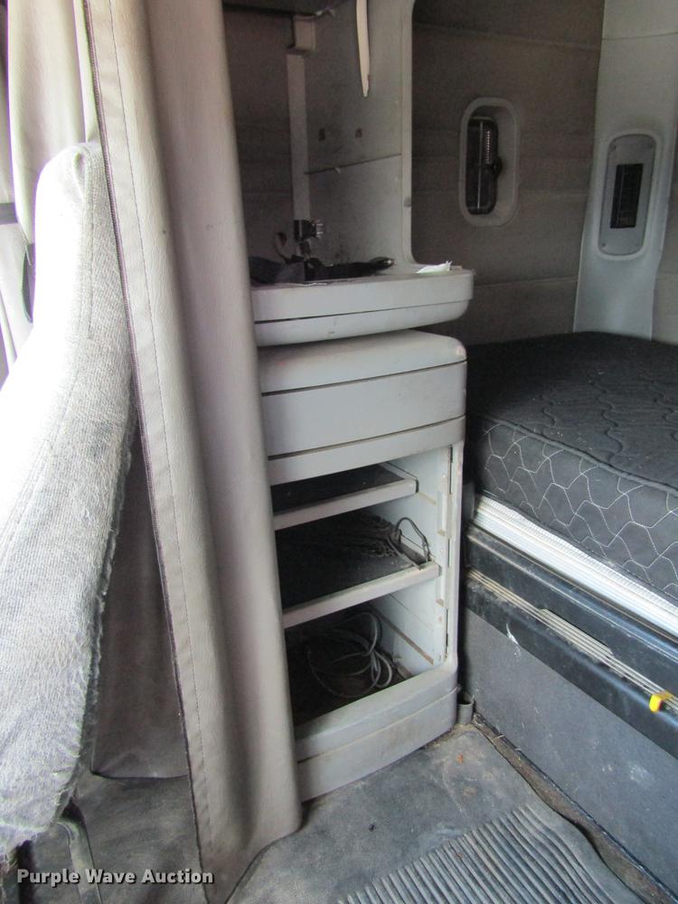 image for item DC7901 2007 Freightliner Columbia 120 semi truck