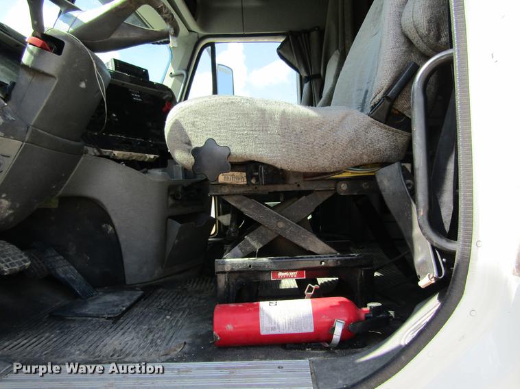 image for item DC7901 2007 Freightliner Columbia 120 semi truck