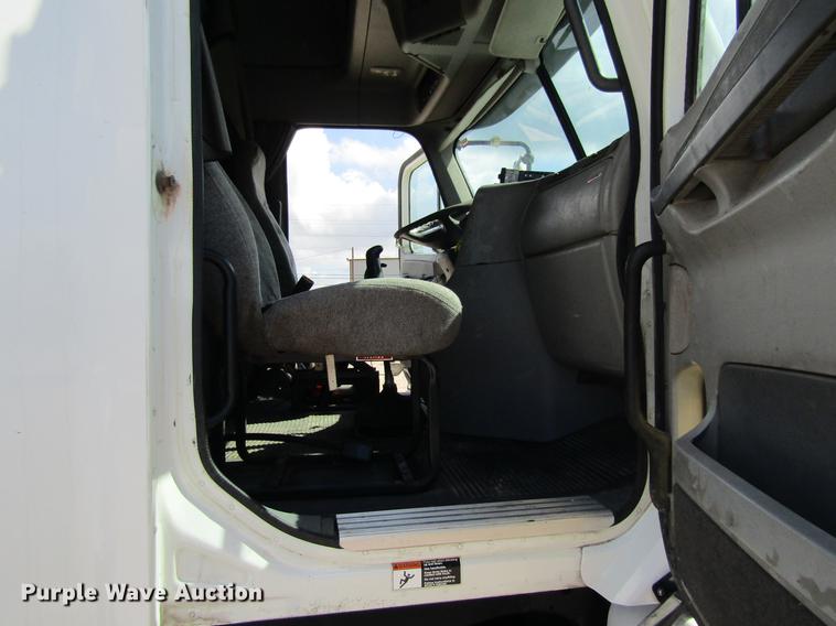 image for item DC7901 2007 Freightliner Columbia 120 semi truck