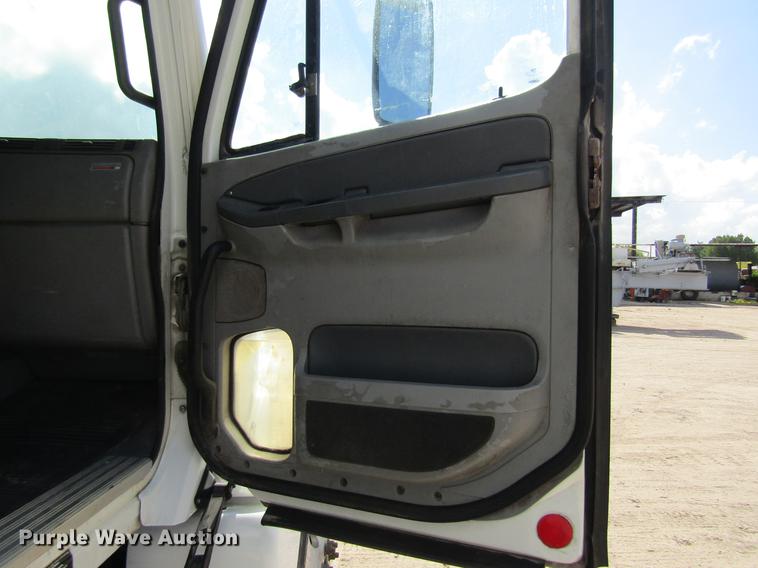 image for item DC7901 2007 Freightliner Columbia 120 semi truck