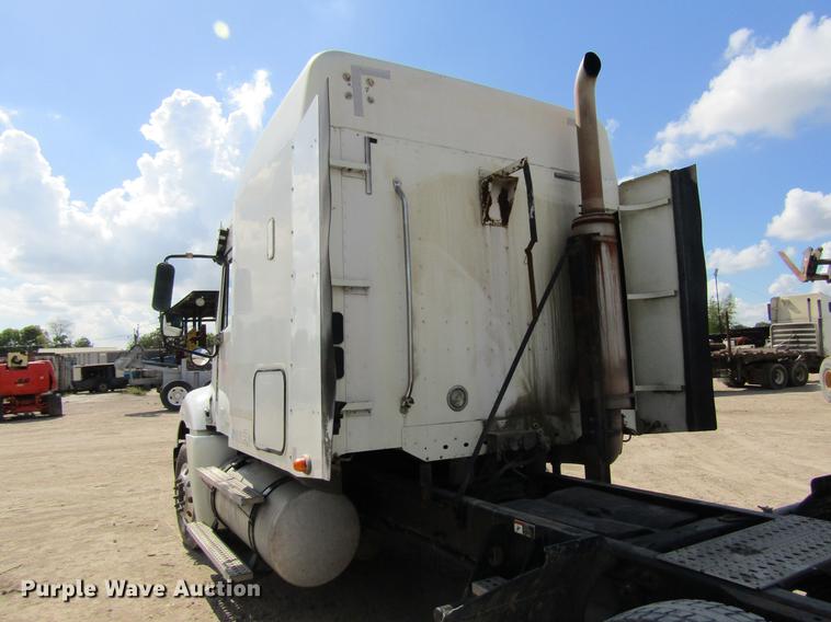 image for item DC7901 2007 Freightliner Columbia 120 semi truck
