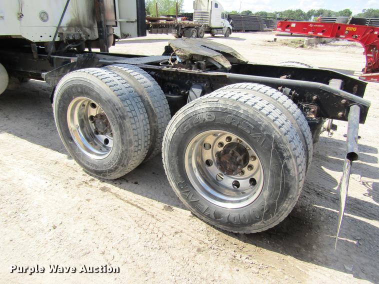 image for item DC7901 2007 Freightliner Columbia 120 semi truck