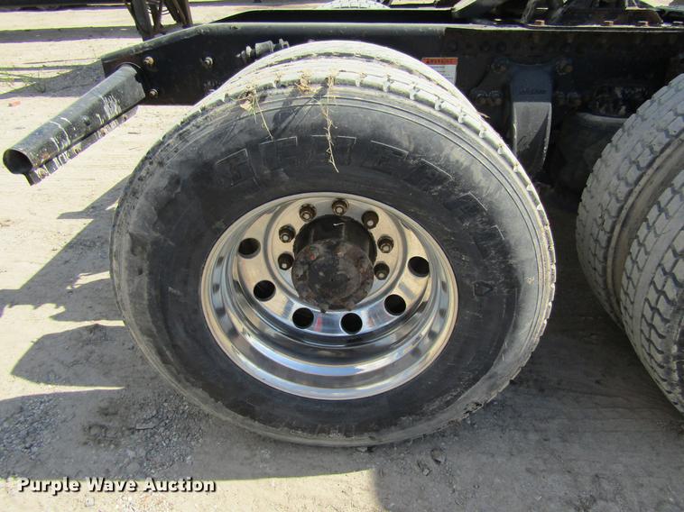 image for item DC7901 2007 Freightliner Columbia 120 semi truck