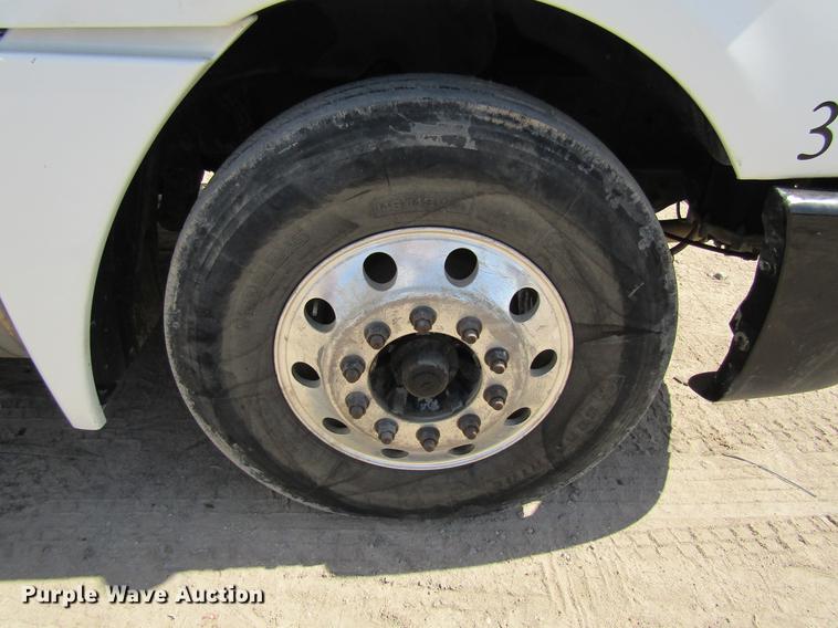 image for item DC7901 2007 Freightliner Columbia 120 semi truck