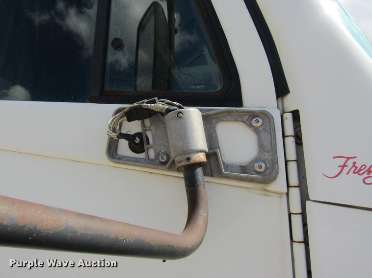 image for item DC7901 2007 Freightliner Columbia 120 semi truck