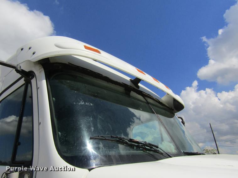 image for item DC7901 2007 Freightliner Columbia 120 semi truck