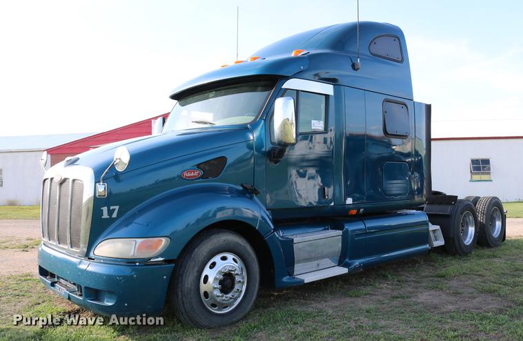 image for item DD4256 2006 Peterbilt 387 semi truck