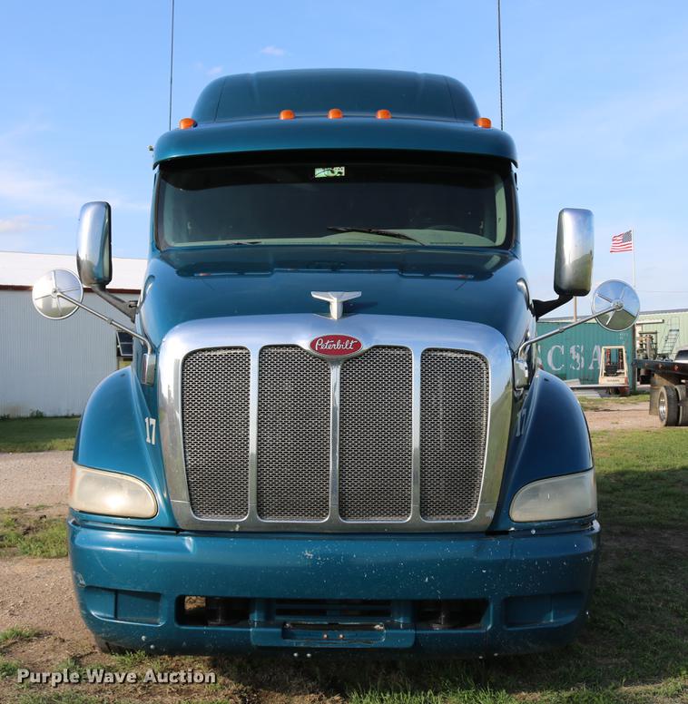 image for item DD4256 2006 Peterbilt 387 semi truck