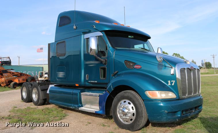 image for item DD4256 2006 Peterbilt 387 semi truck