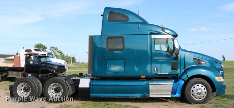 image for item DD4256 2006 Peterbilt 387 semi truck