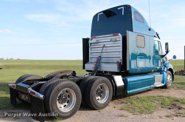 image for item DD4256 2006 Peterbilt 387 semi truck