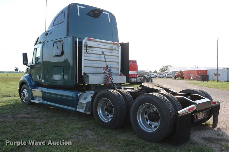 image for item DD4256 2006 Peterbilt 387 semi truck