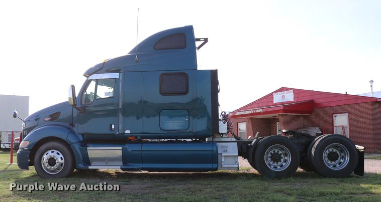 image for item DD4256 2006 Peterbilt 387 semi truck