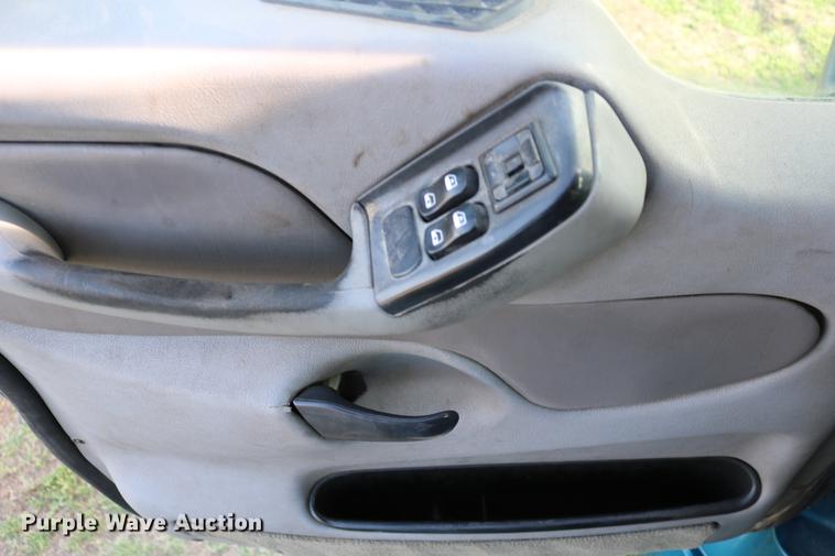 image for item DD4256 2006 Peterbilt 387 semi truck