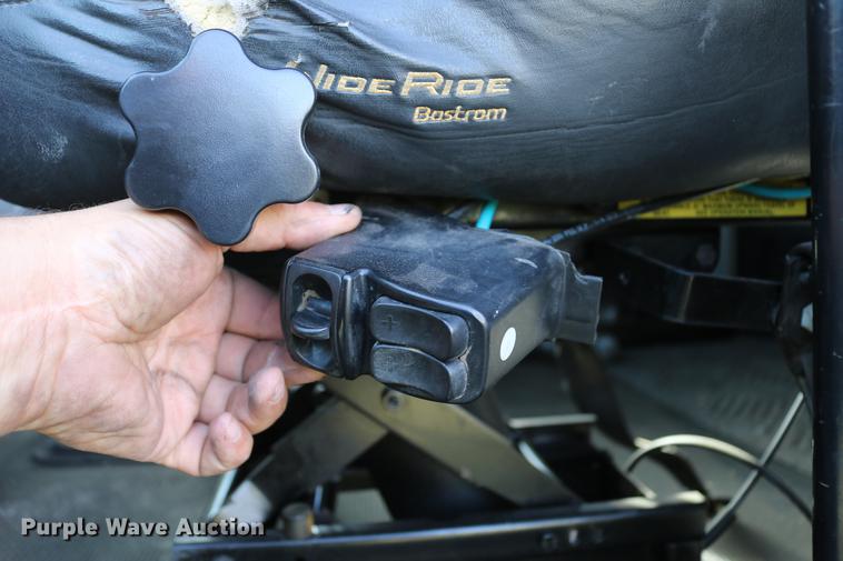 image for item DD4256 2006 Peterbilt 387 semi truck