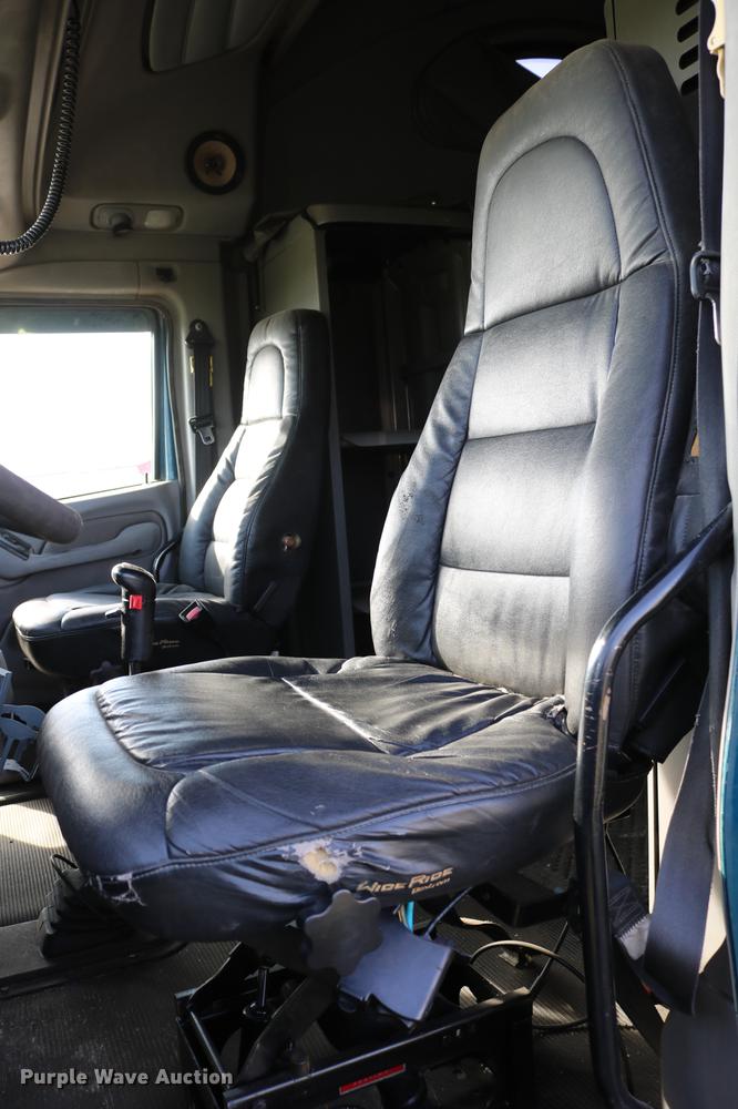 image for item DD4256 2006 Peterbilt 387 semi truck