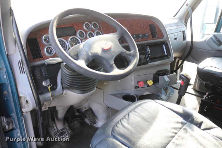 image for item DD4256 2006 Peterbilt 387 semi truck