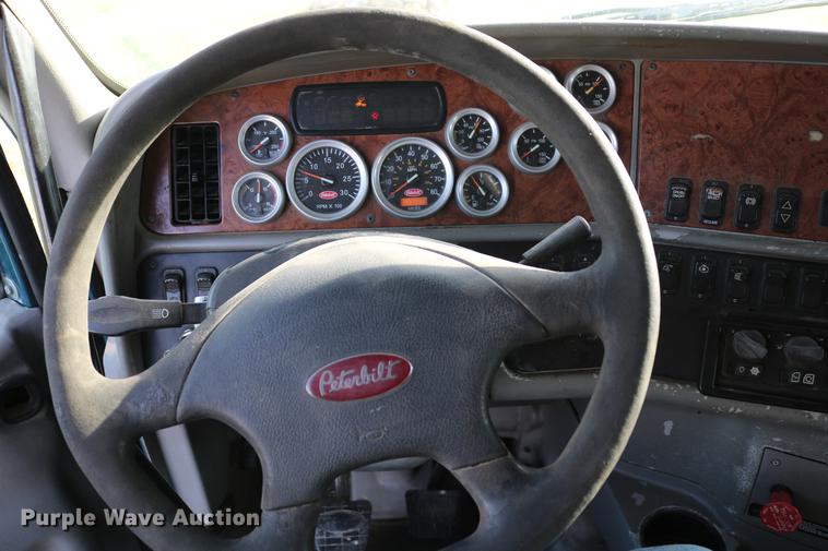 image for item DD4256 2006 Peterbilt 387 semi truck