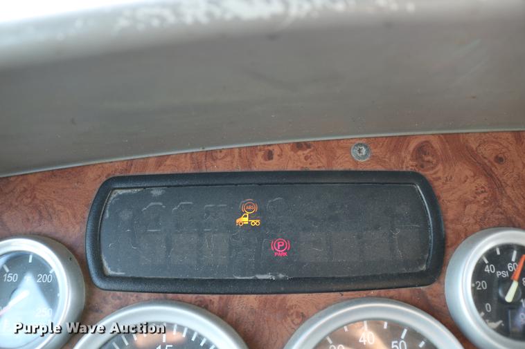 image for item DD4256 2006 Peterbilt 387 semi truck