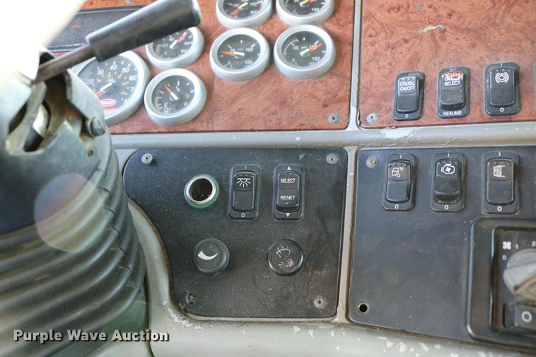 image for item DD4256 2006 Peterbilt 387 semi truck