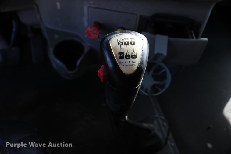 image for item DD4256 2006 Peterbilt 387 semi truck