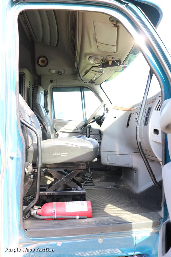 image for item DD4256 2006 Peterbilt 387 semi truck