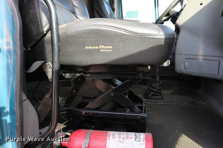 image for item DD4256 2006 Peterbilt 387 semi truck