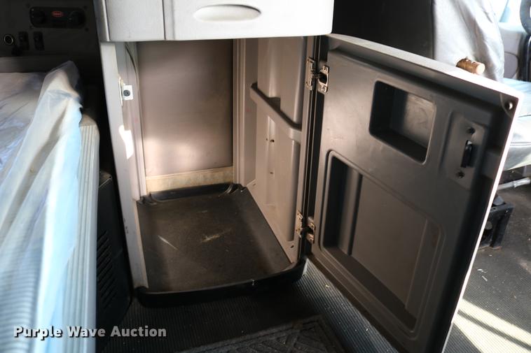 image for item DD4256 2006 Peterbilt 387 semi truck