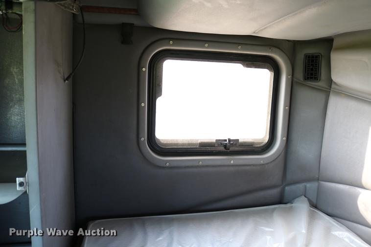 image for item DD4256 2006 Peterbilt 387 semi truck