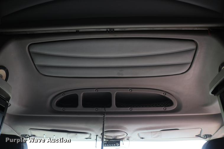 image for item DD4256 2006 Peterbilt 387 semi truck