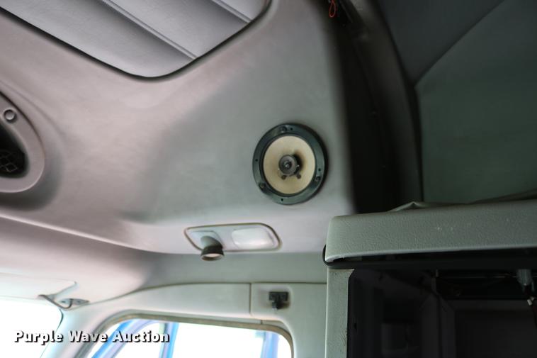 image for item DD4256 2006 Peterbilt 387 semi truck