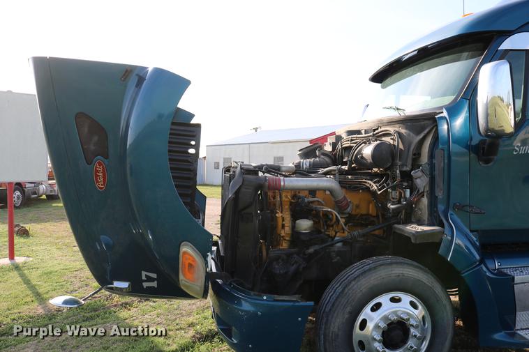 image for item DD4256 2006 Peterbilt 387 semi truck
