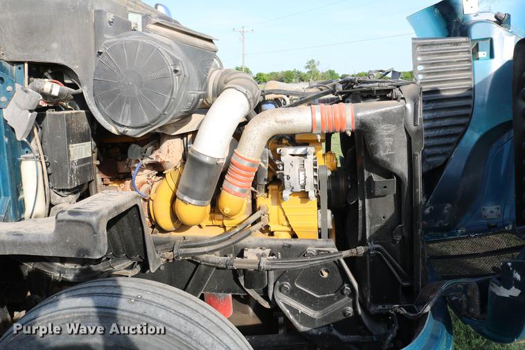 image for item DD4256 2006 Peterbilt 387 semi truck