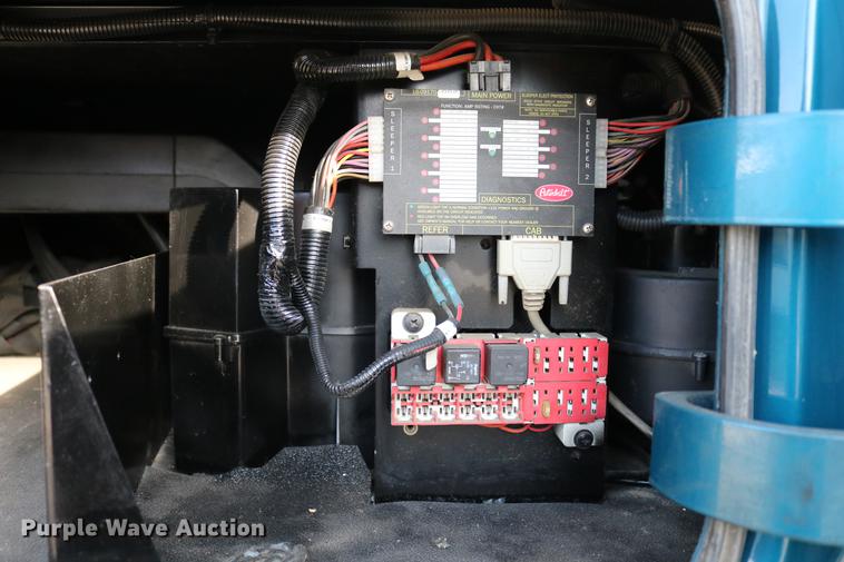 image for item DD4256 2006 Peterbilt 387 semi truck