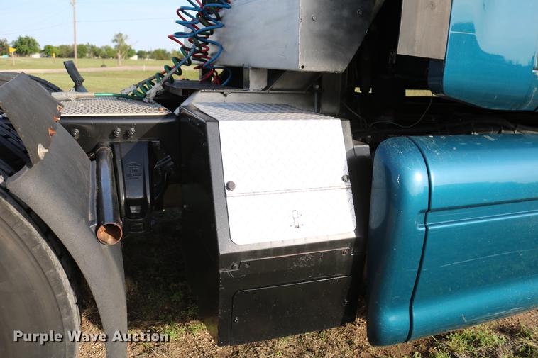 image for item DD4256 2006 Peterbilt 387 semi truck