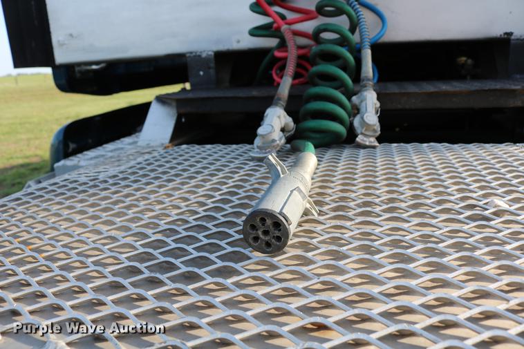 image for item DD4256 2006 Peterbilt 387 semi truck