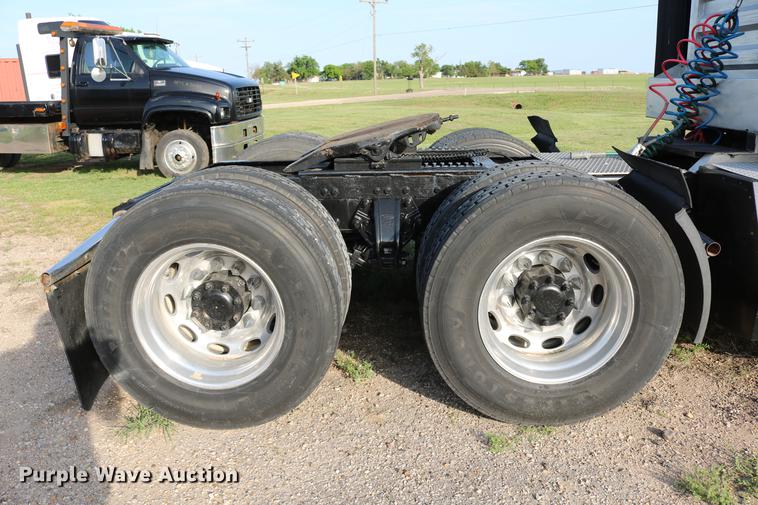 image for item DD4256 2006 Peterbilt 387 semi truck