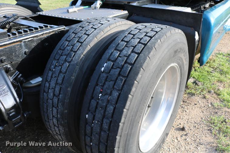 image for item DD4256 2006 Peterbilt 387 semi truck